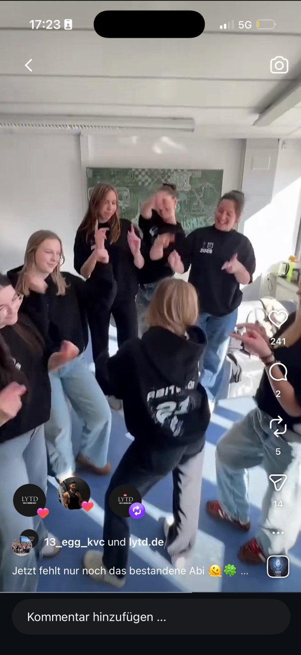 Abschlussjahrgang tanzt im LYTD-Hoodie